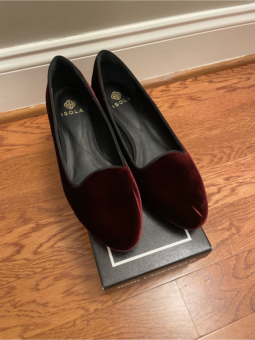 Isola Women's Burgundy Velvet Flats - size 8